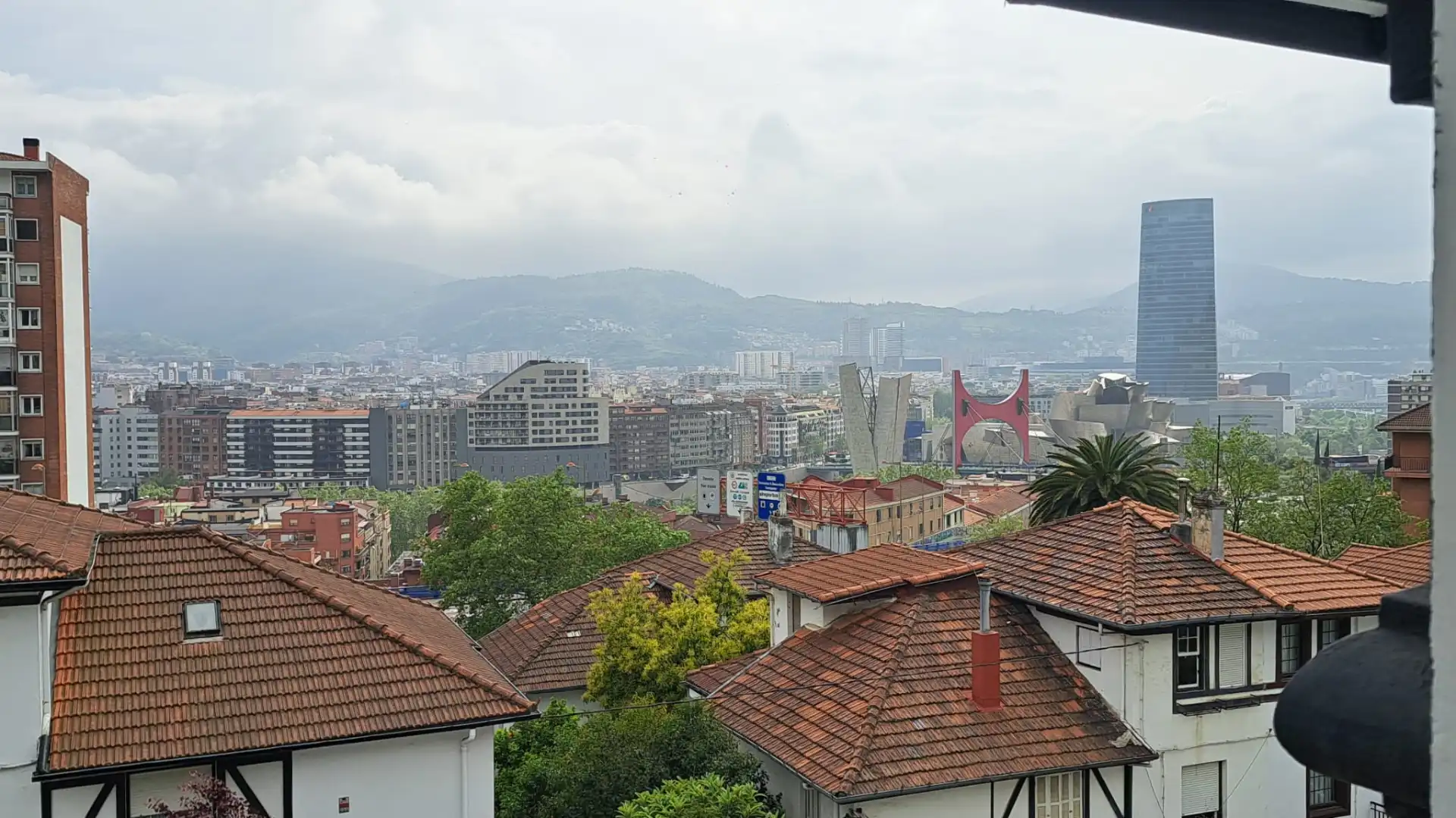 Vista exterior de Casa o xalet en venda en Bilbao  amb Calefacció, Jardí privat i Terrassa
