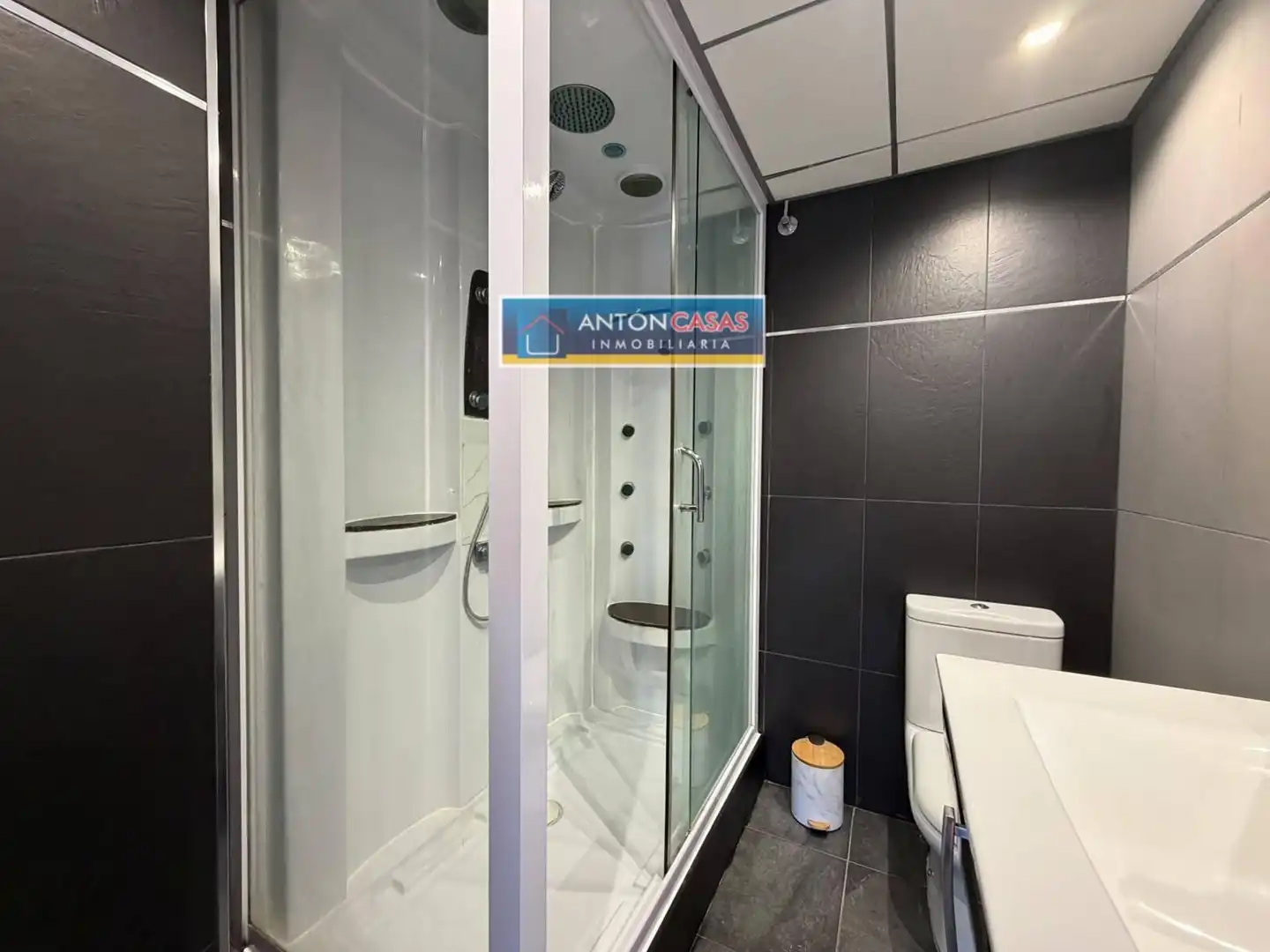 Bathroom of Flat for sale in Petrer  with Air Conditioner, Parquet flooring and Furnished