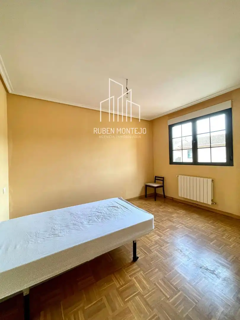 Vista exterior de Casa adosada en venta en Doñinos de Salamanca con Calefacción, Jardín privado y Trastero
