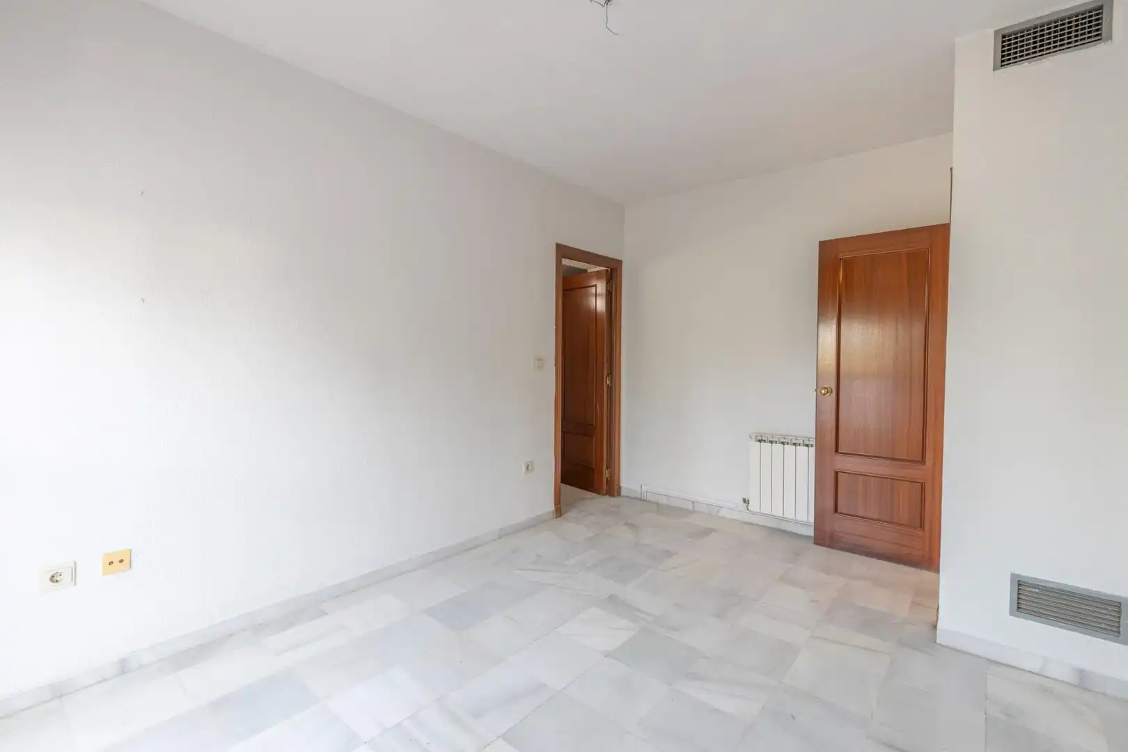 Habitación de Casa adosada en venta en Granada con Calefacción, Terraza y Trastero