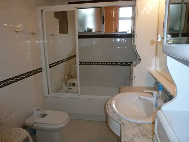 Badezimmer von Wohnung zur untervermieten in Vigo  mit Heizung, Parkett und Möbliert