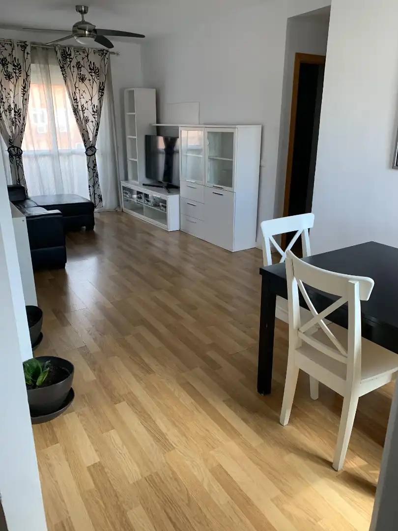 Sala d'estar de Pis de lloguer en Dos Hermanas amb Aire condicionat, Piscina i Moblat