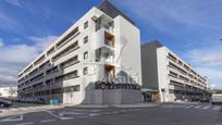 Vista exterior de Pis en venda en Alcalá de Henares amb Aire condicionat, Terrassa i Piscina