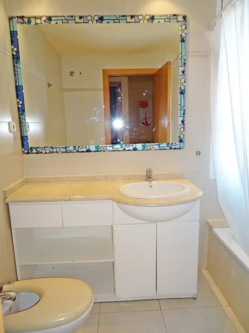 Baño de Apartamento de alquiler en Gandia con Parquet, Terraza y Amueblado