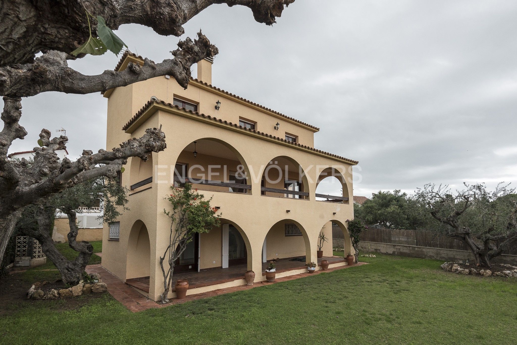 Vista exterior de Casa o xalet en venda en Torredembarra amb Calefacció, Jardí privat i Terrassa