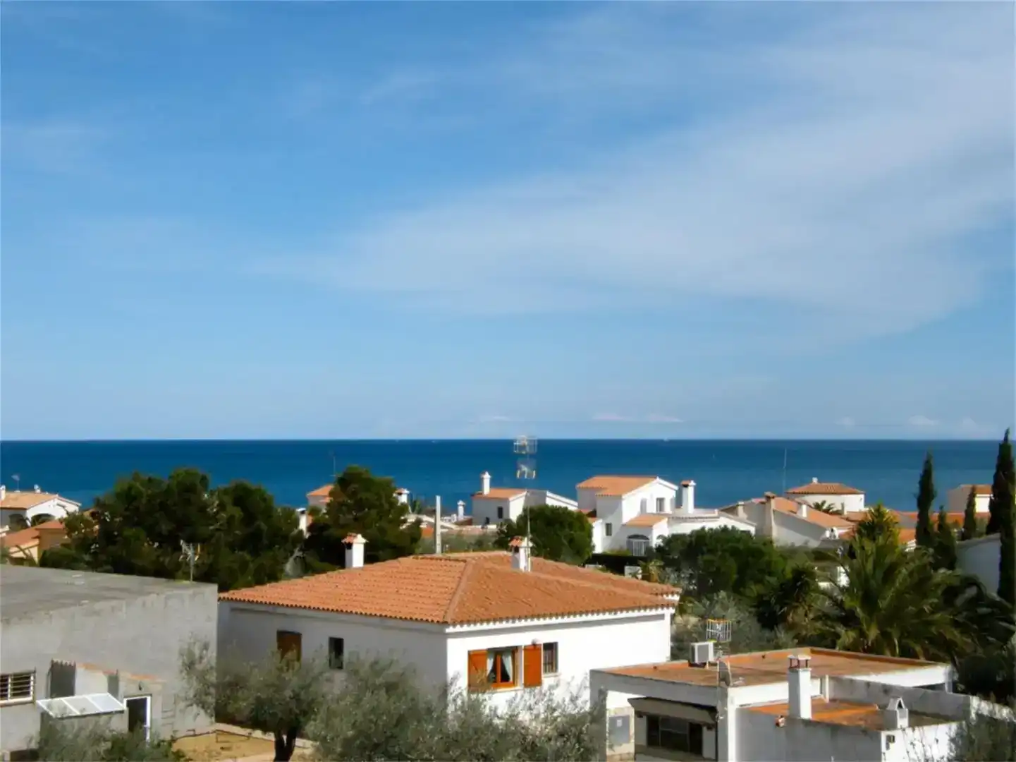 Vista exterior de Casa adosada en venda en El Perelló amb Aire condicionat, Piscina i Balcó