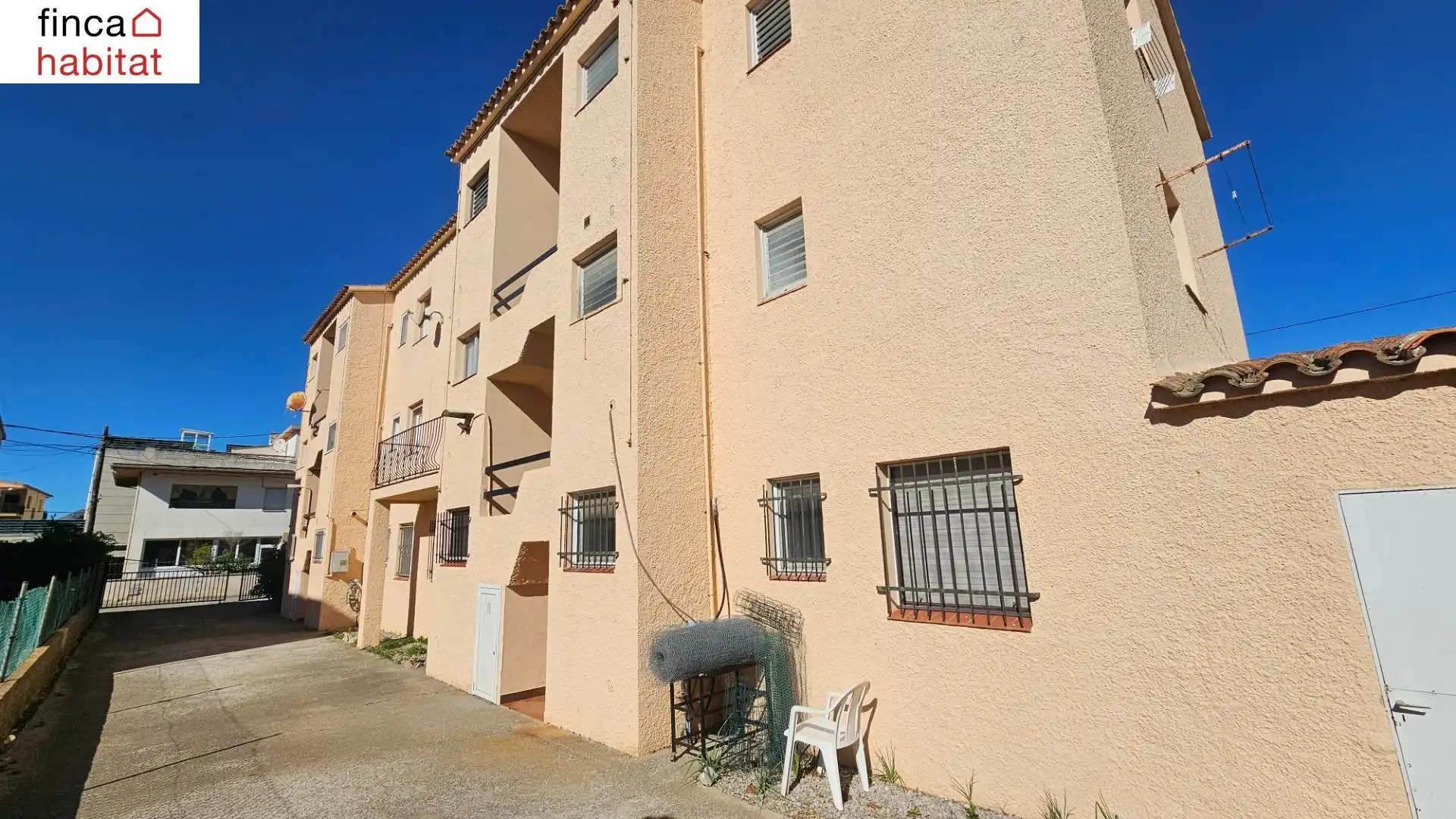 Vista exterior de Apartamento en venta en L'Estartit con Terraza