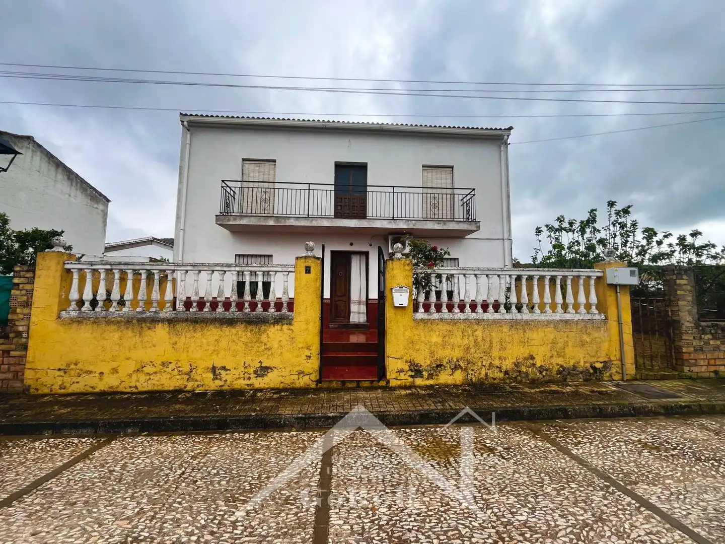 Vista exterior de Casa o xalet en venda en Almadén de la Plata amb Jardí privat, Terrassa i Traster