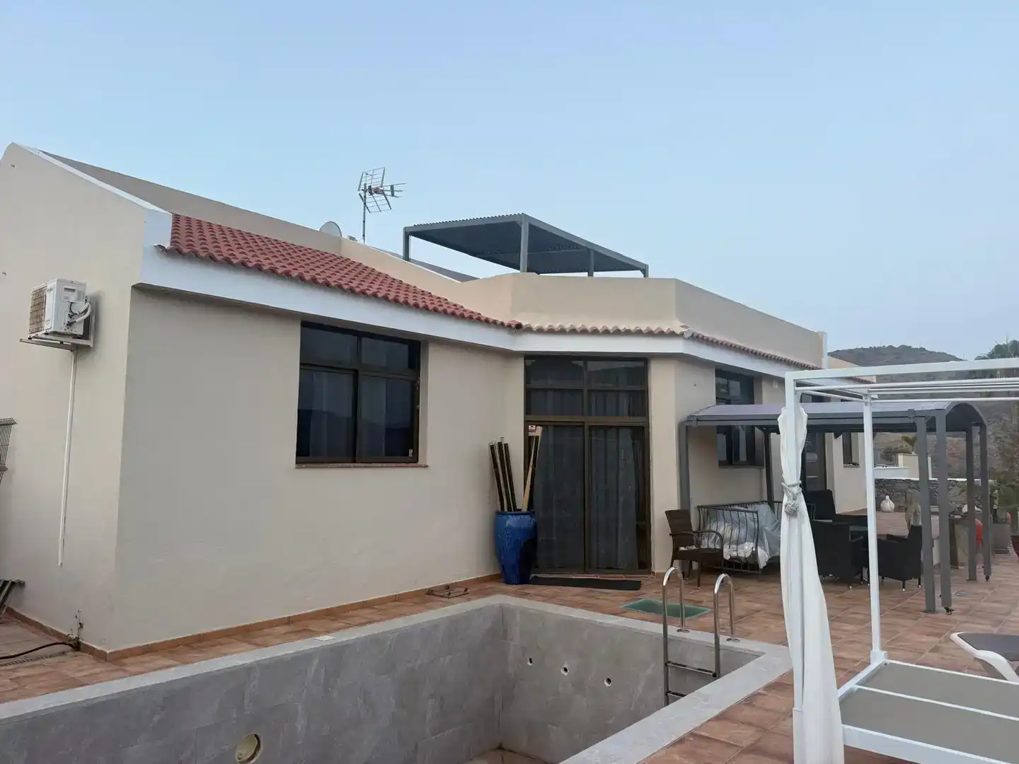 Vista exterior de Casa o xalet en venda en Mogán amb Aire condicionat, Traster i Piscina