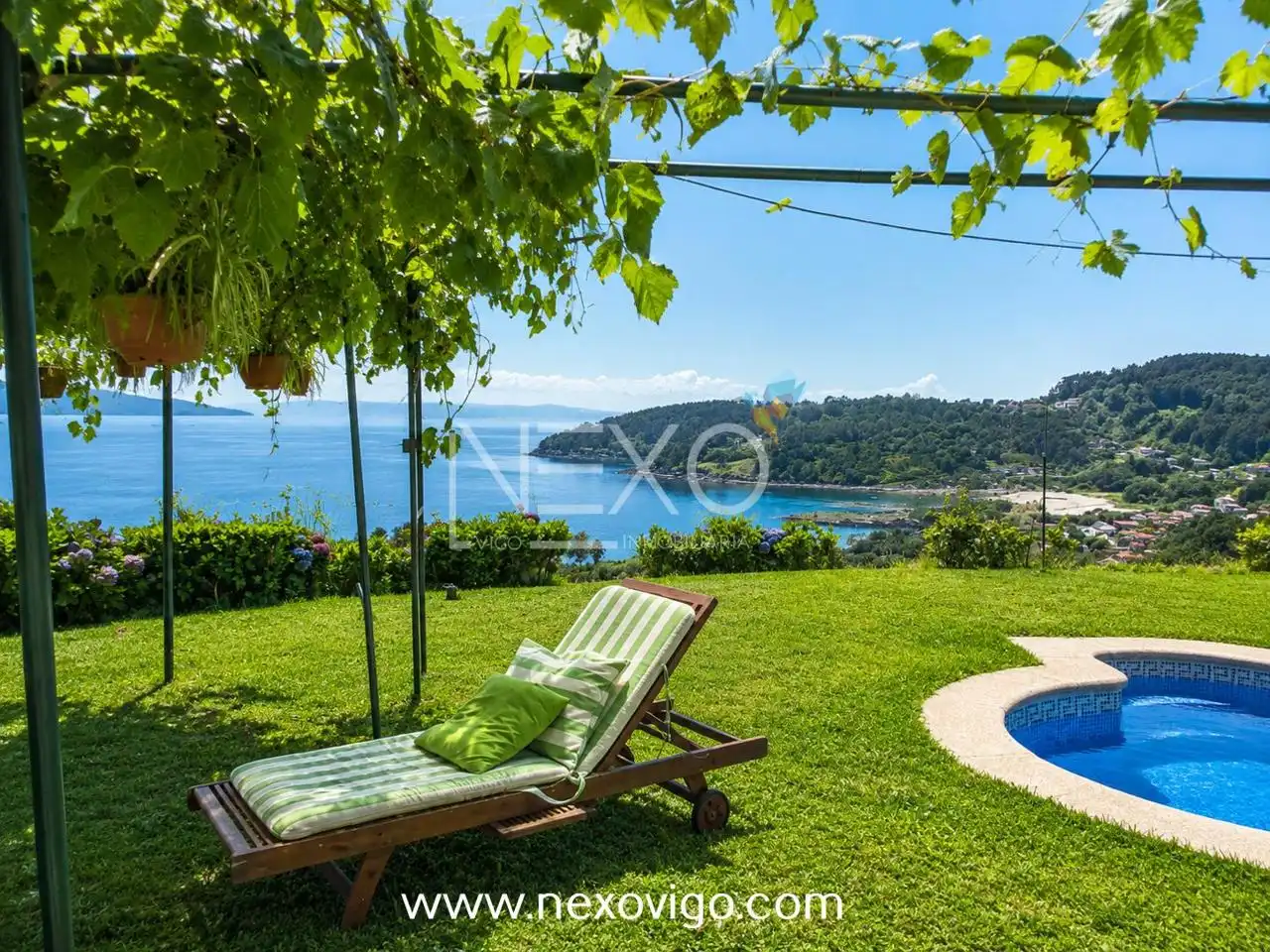 Terraza de Casa o chalet en venta en Cangas  con Calefacción, Jardín privado y Parquet