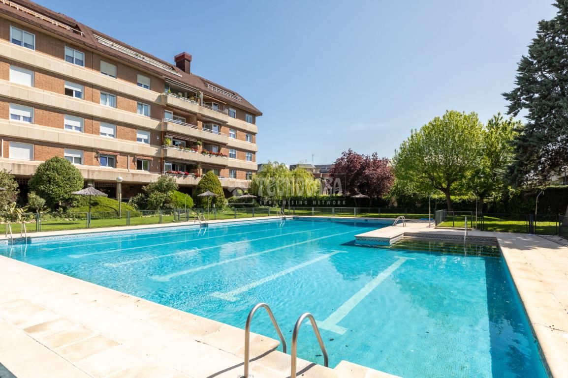 Piscina de Pis de lloguer en Majadahonda amb Calefacció i Balcó