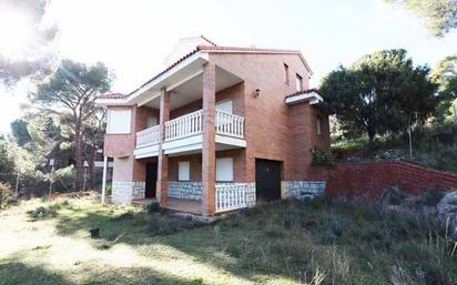 Vista exterior de Casa o xalet en venda en San Martín de Valdeiglesias amb Calefacció, Jardí privat i Traster