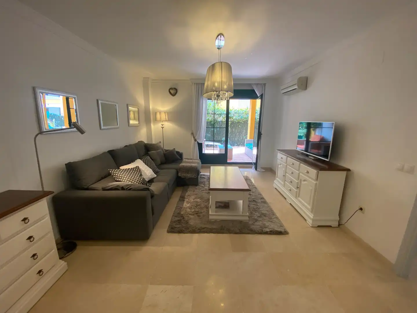 Sala de estar de Planta baja de alquiler en Estepona con Aire acondicionado, Calefacción y Terraza