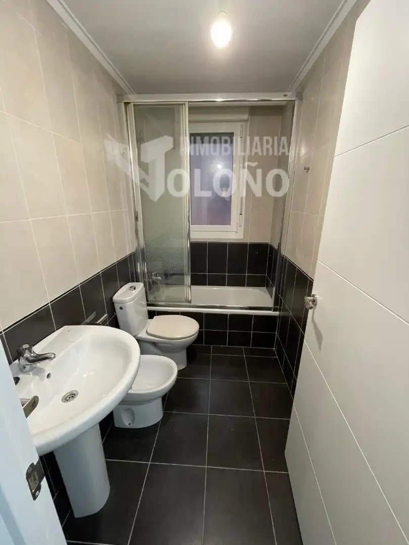 Baño de Apartamento en venta en Haro con Calefacción, Parquet y Trastero