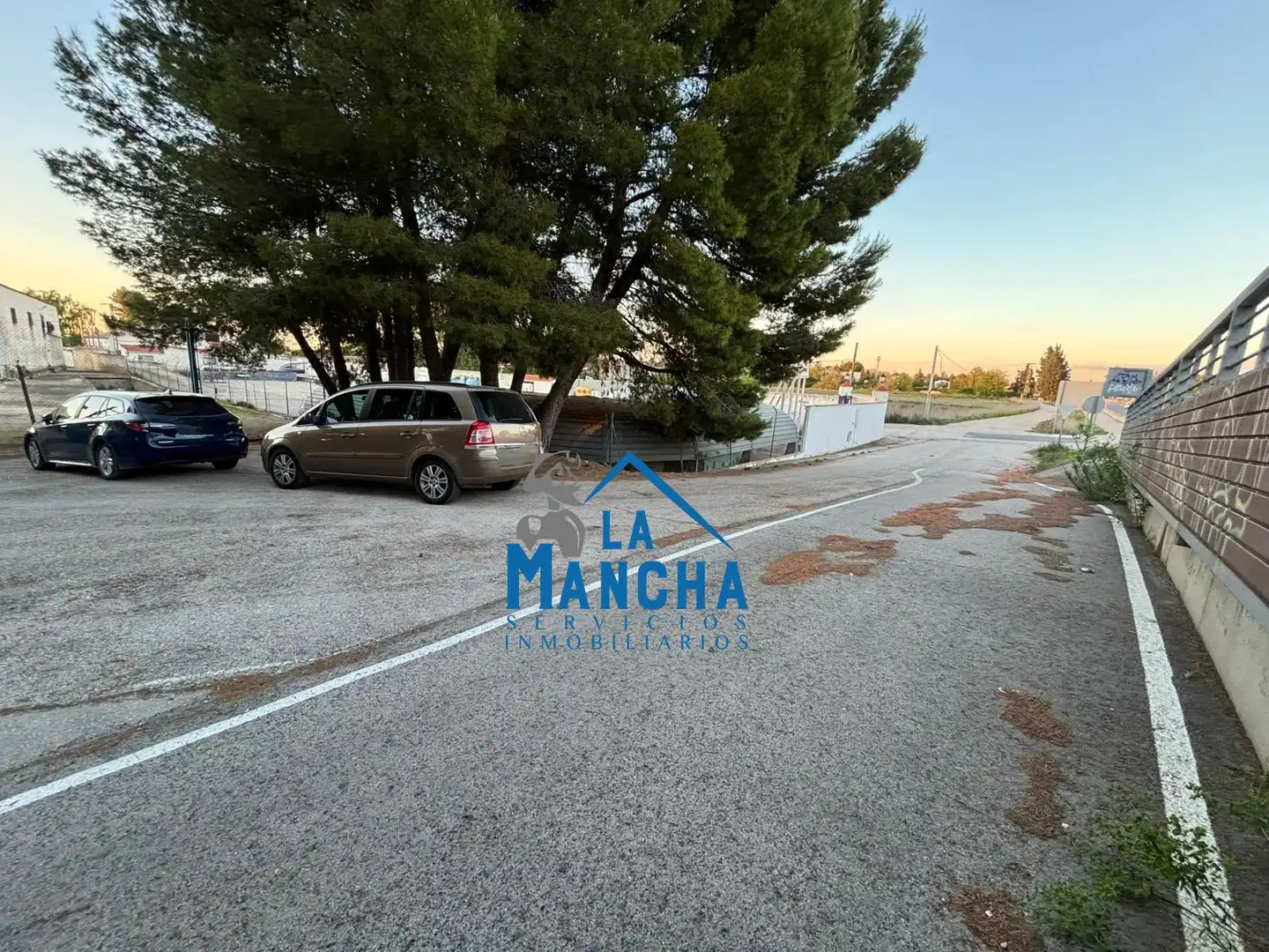Parkplatz von Fabrikhallen zum Verkauf in Albacete