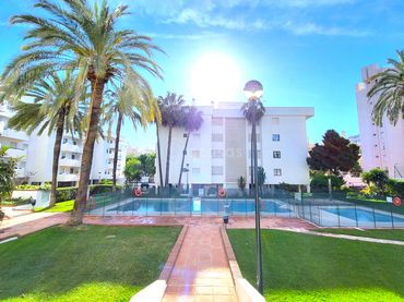 Piso con piscina en venta en Calle Nerja 6