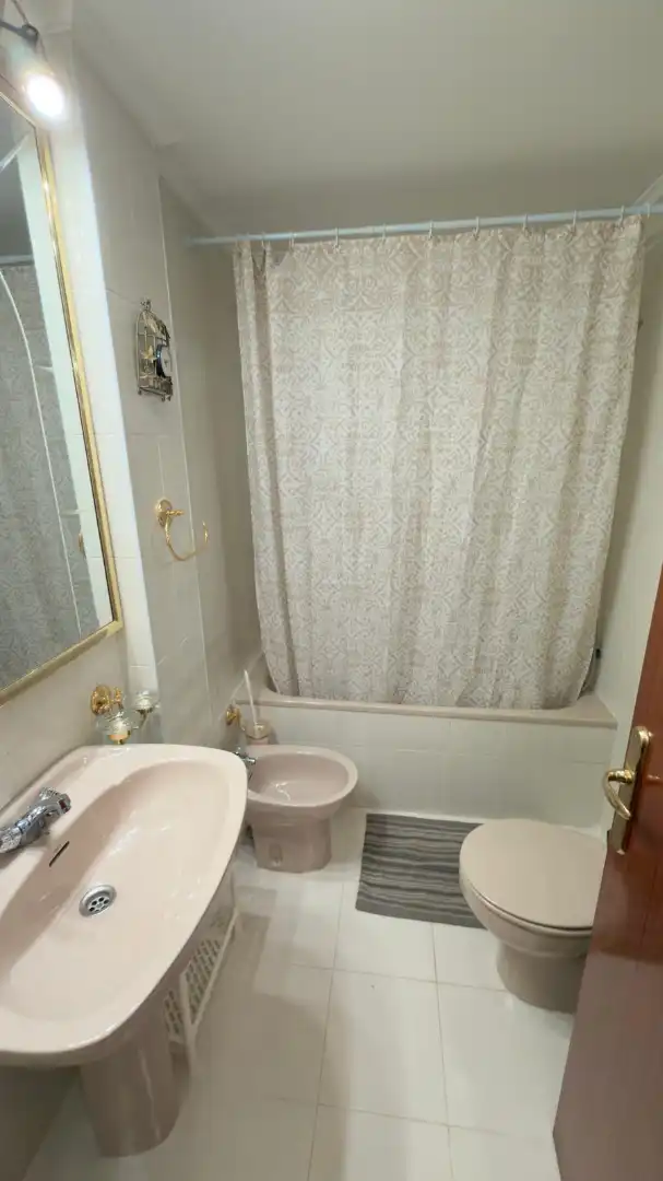 Baño de Piso de alquiler en Castro-Urdiales con Calefacción y Amueblado