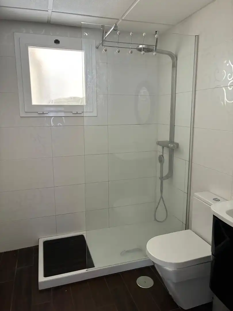 Baño de Piso de alquiler en Málaga con Aire acondicionado, Jardín privado y Amueblado