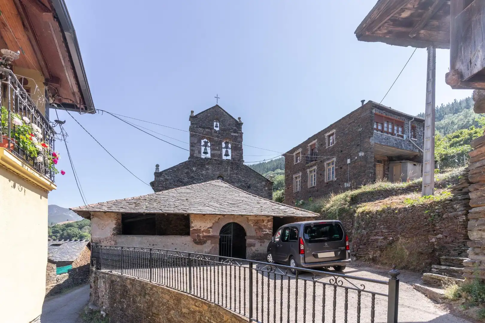 Vista exterior de Casa o xalet en venda en Allande amb Jardí privat i Balcó