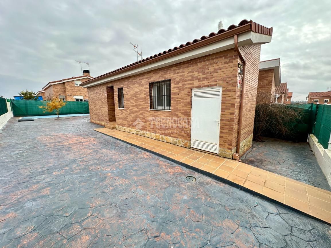 Vista exterior de Casa adosada en venda en Pioz amb Calefacció i Alarma