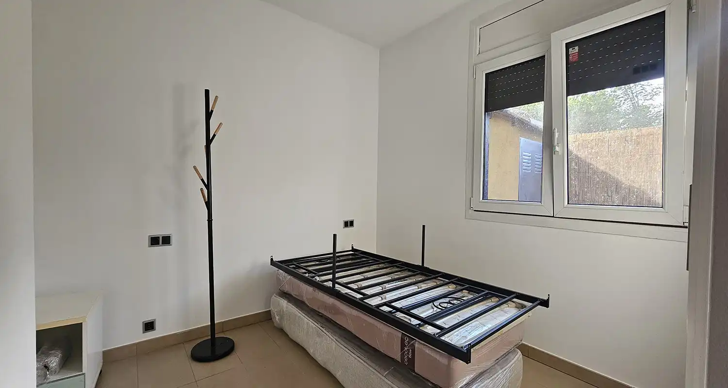 Schlafzimmer von Erdgeschoss zur Miete in Riells i Viabrea mit Klimaanlage, Heizung und Terrasse