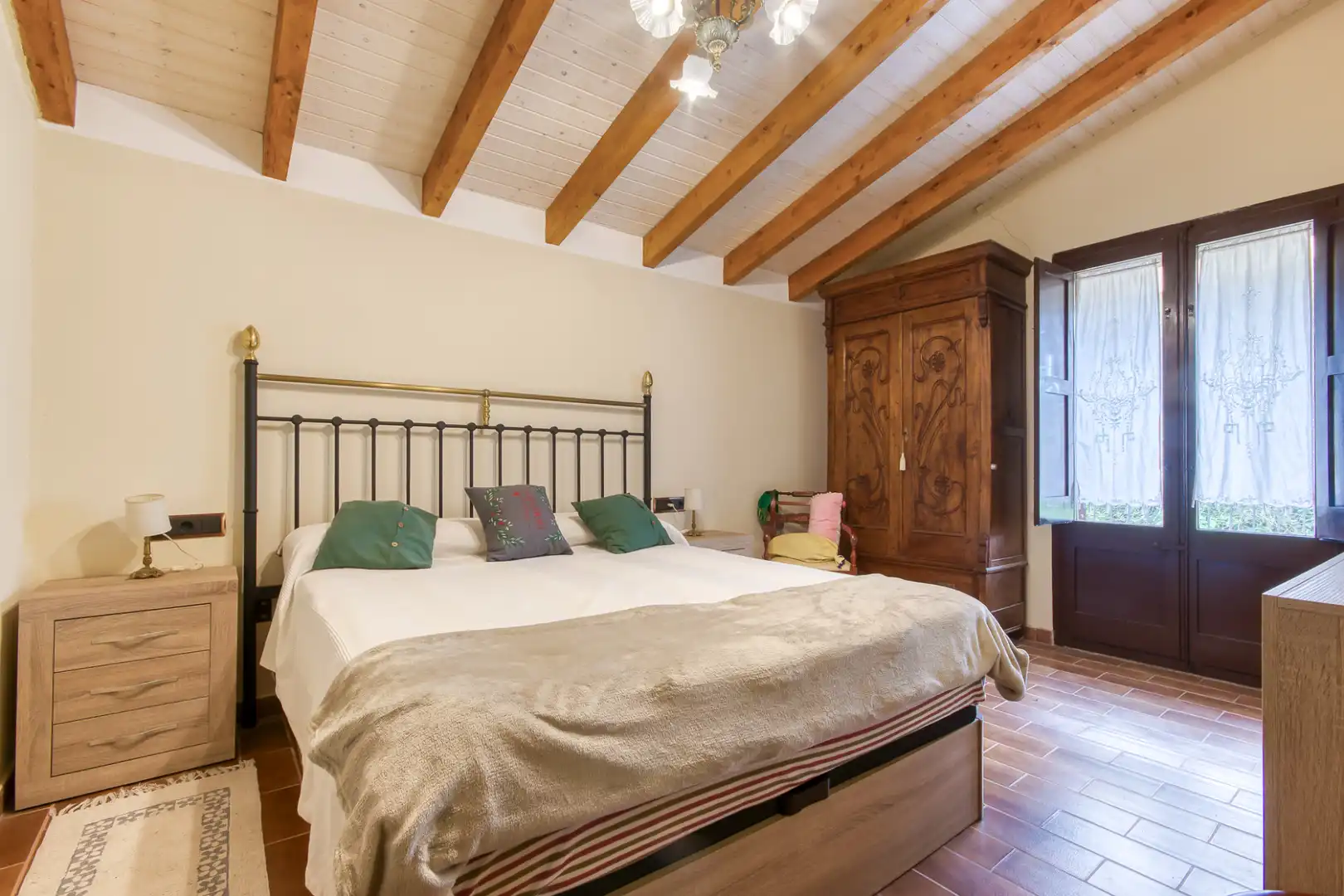 Schlafzimmer von Country house zum Verkauf in Sant Joan Les Fonts mit Klimaanlage, Heizung und Privatgarten