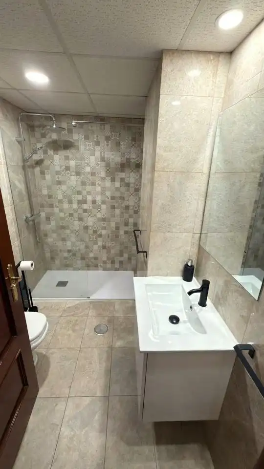 Badezimmer von Erdgeschoss zum Verkauf in Badajoz mit Klimaanlage und Möbliert