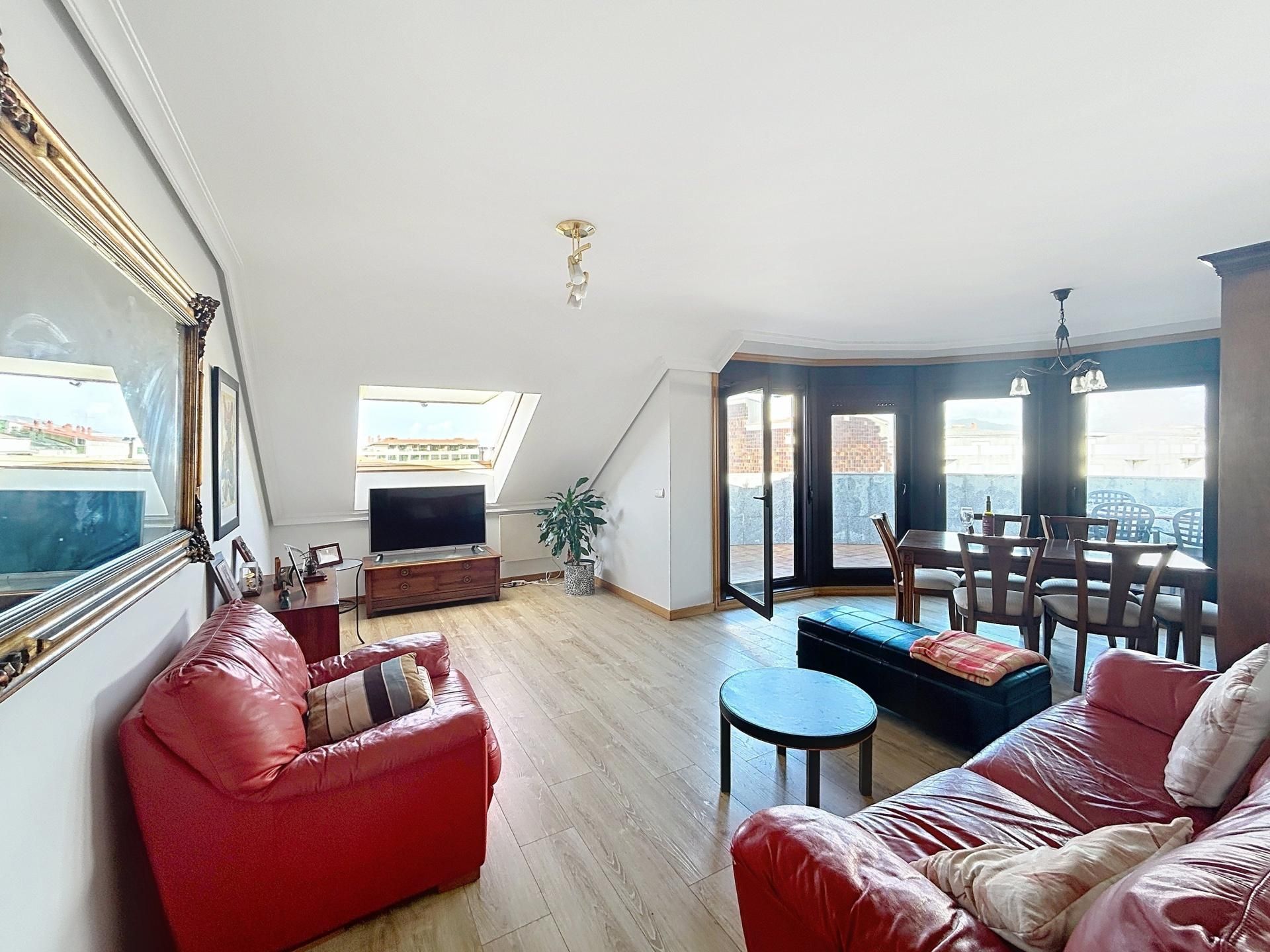 Sala d'estar de Àtic en venda en Baiona amb Calefacció i Terrassa