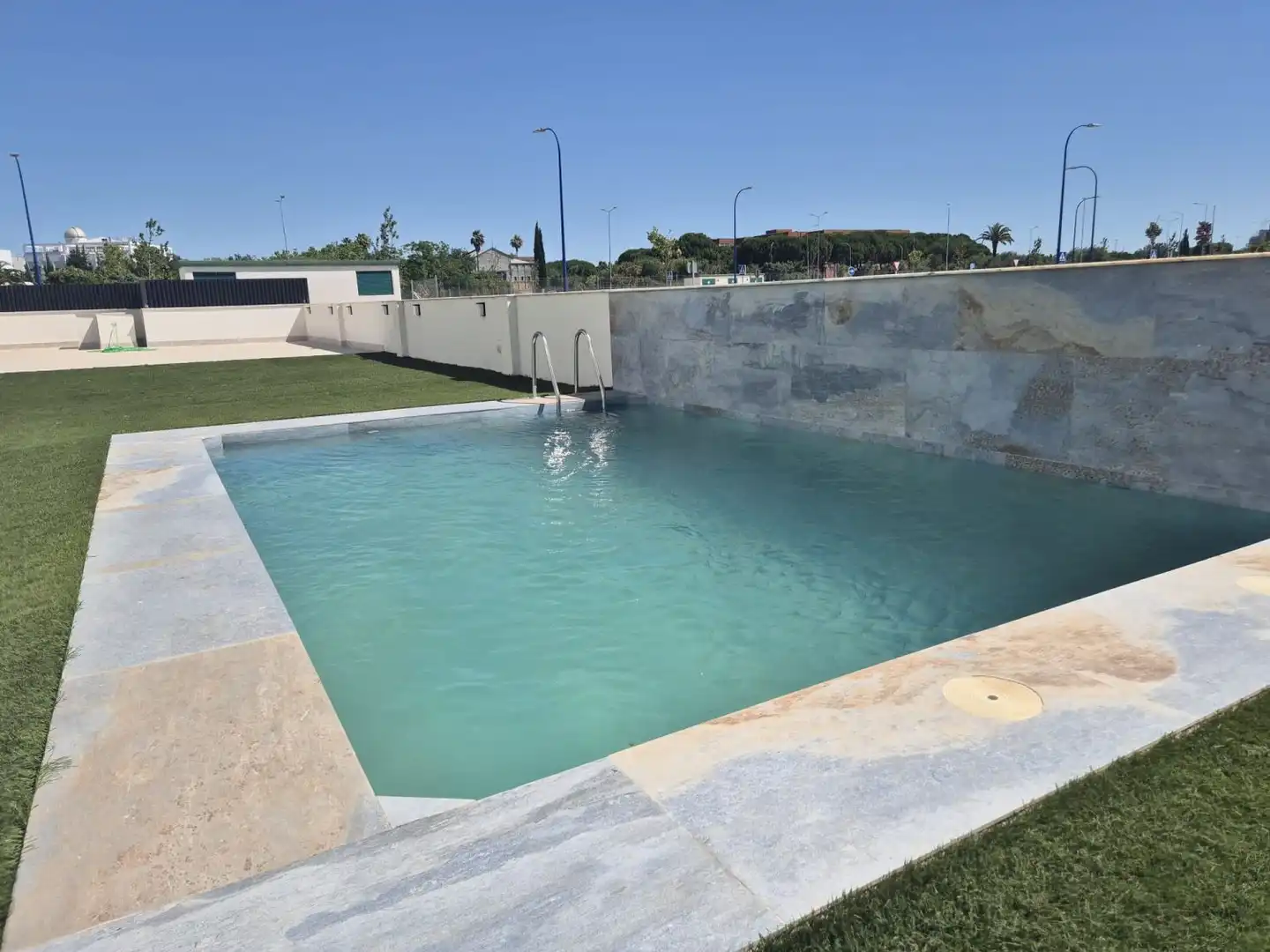 Piscina de Apartament de lloguer en Badajoz amb Aire condicionat, Calefacció i Terrassa