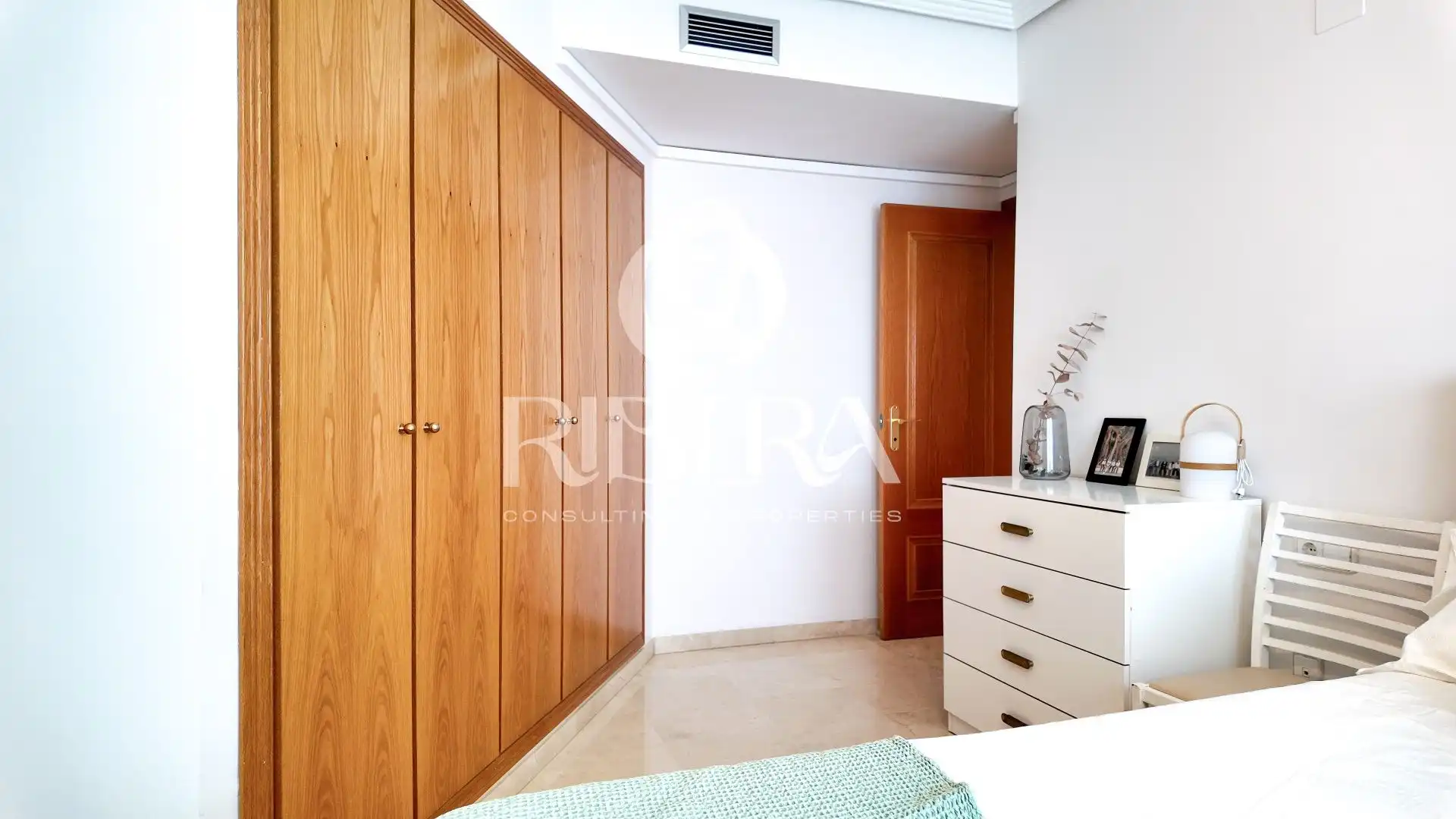 Schlafzimmer von Wohnung zur Miete in Valencia mit Klimaanlage, Heizung und Terrasse