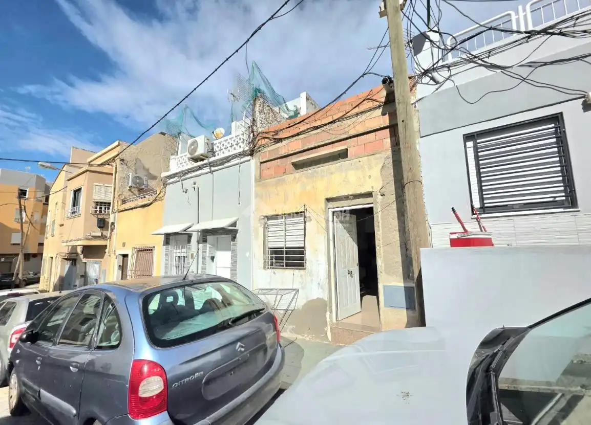 Vista exterior de Casa adosada en venta en Almería con Calefacción