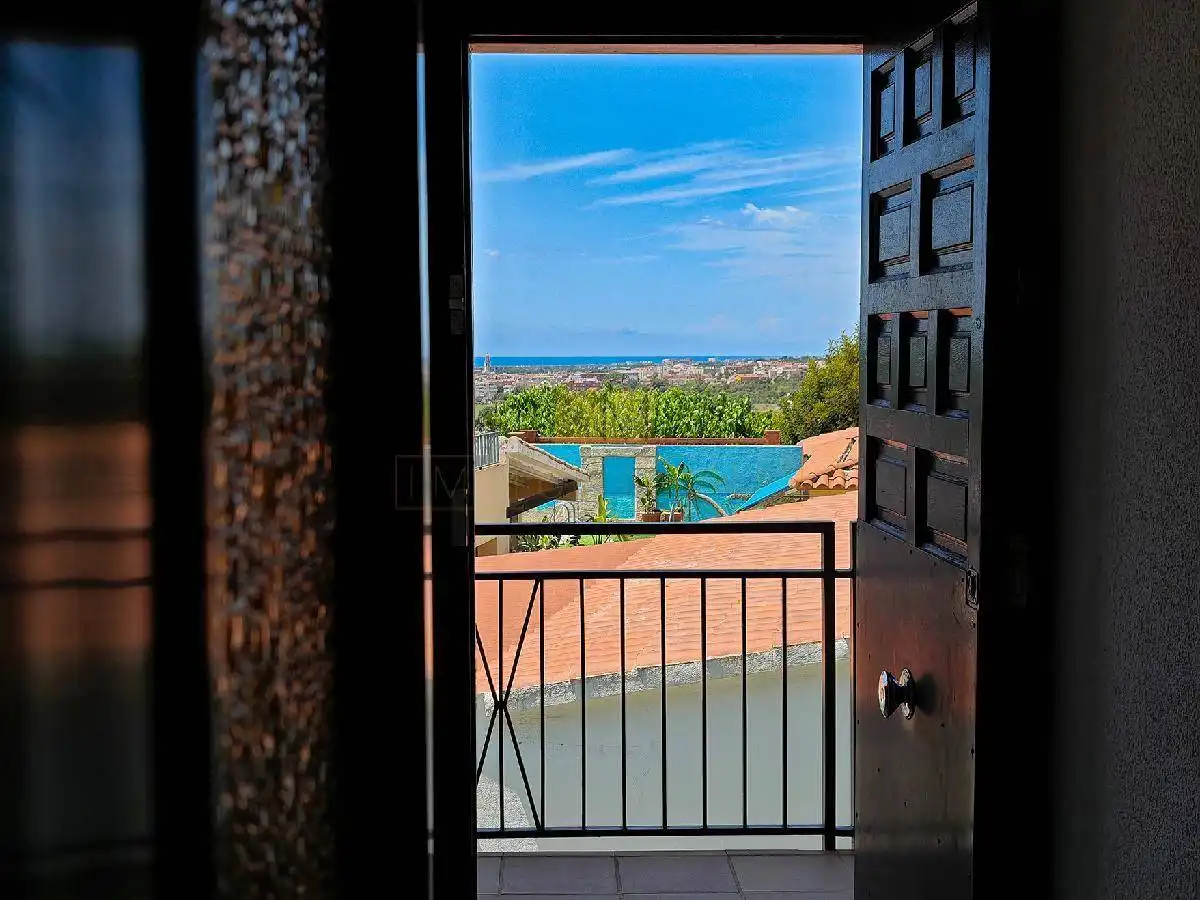 Vista exterior de Casa o xalet en venda en Vilanova i la Geltrú amb Calefacció, Jardí privat i Terrassa