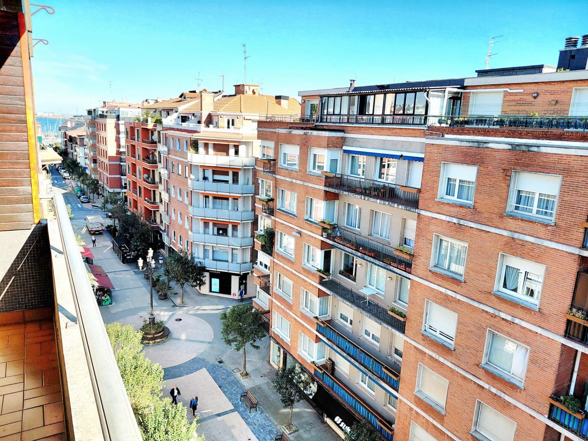 Außenansicht von Wohnung zur Miete in Getxo  mit Terrasse und Balkon