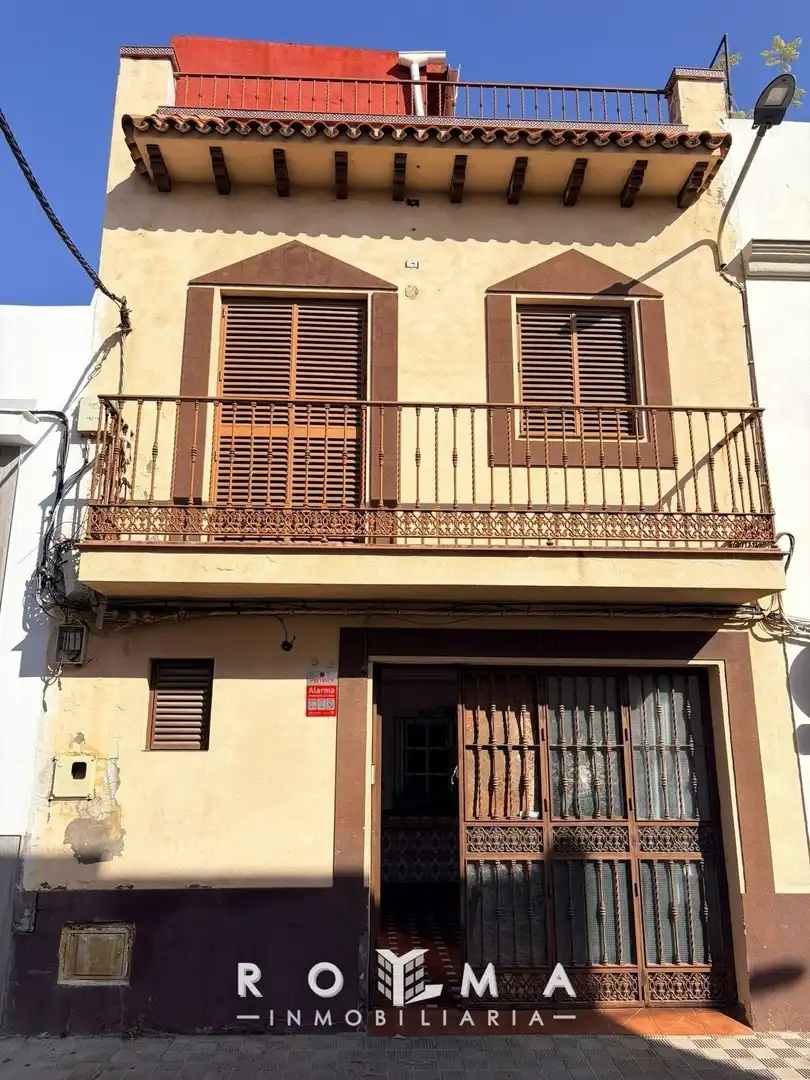 Vista exterior de Casa adosada en venta en Dos Hermanas con Terraza y Trastero