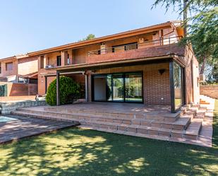 Exterior view of Single-family semi-detached for sale in Pozuelo de Alarcón  with Air Conditioner, Heating and Private garden