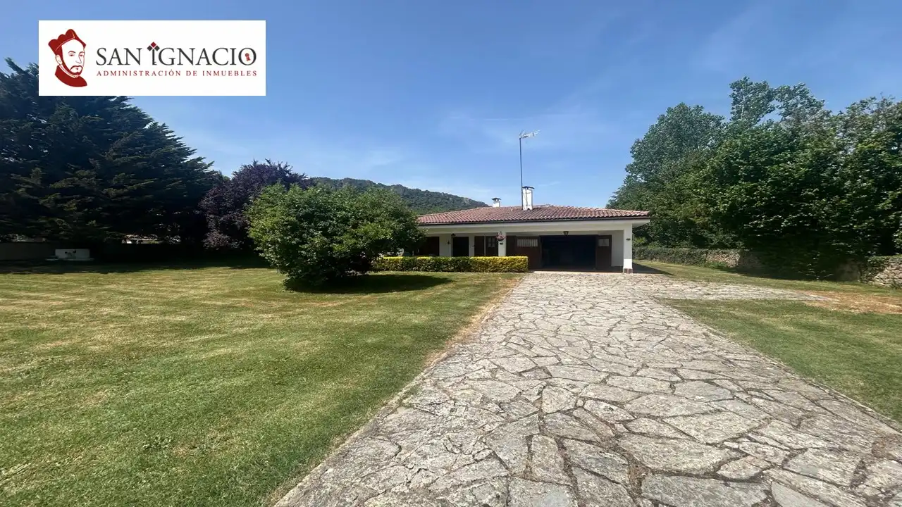 Vista exterior de Casa o xalet en venda en Merindad de Montija amb Calefacció, Jardí privat i Moblat