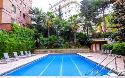 Piscina de Pis en venda en  Barcelona Capital amb Aire condicionat i Terrassa