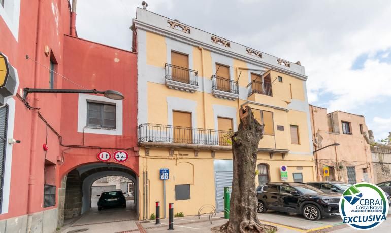 Vista exterior de Casa adosada en venda en La Jonquera amb Jardí privat, Traster i Moblat