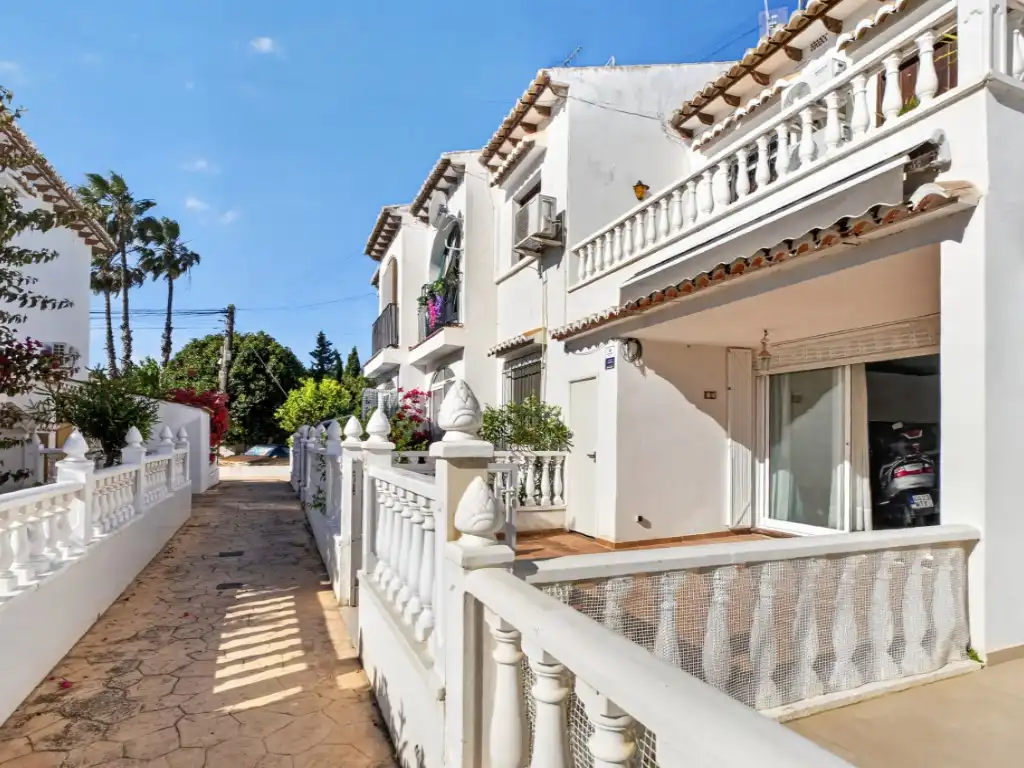 Vista exterior de Casa adosada en venda en Torrevieja amb Aire condicionat, Jardí privat i Moblat