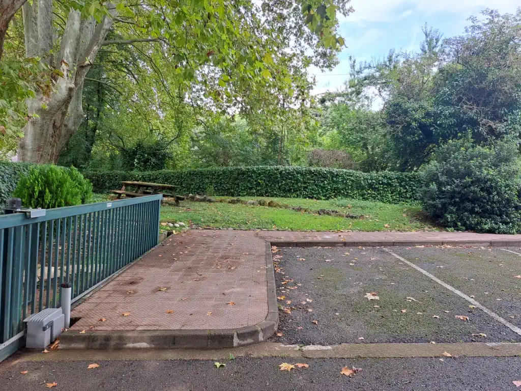 Parkplatz von Maisonette zum Verkauf in Berga mit Heizung, Parkett und Abstellraum