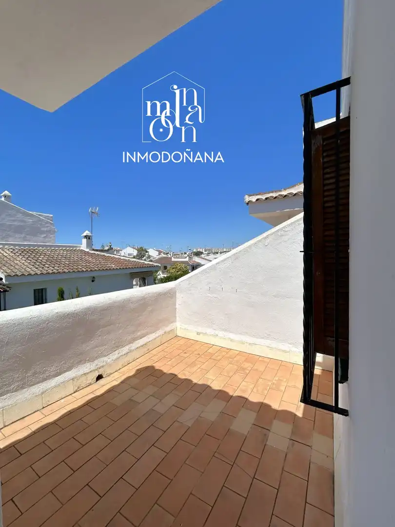 Vista exterior de Casa adosada en venta en Almonte con Terraza, Piscina y Amueblado