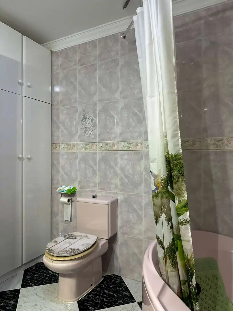 Baño de Piso de alquiler en Vélez de Benaudalla con Aire acondicionado, Terraza y Amueblado