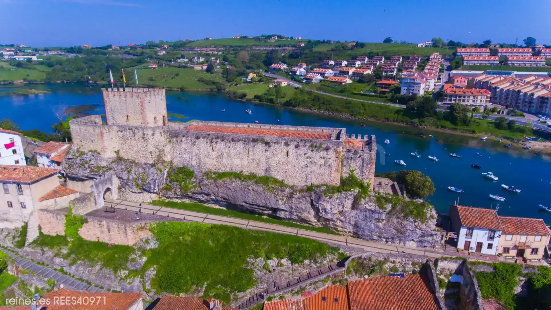 Vista exterior de Pis en venda en San Vicente de la Barquera, Cantabria