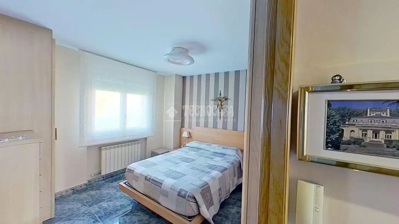 Habitación de Casa adosada en venta en Manresa