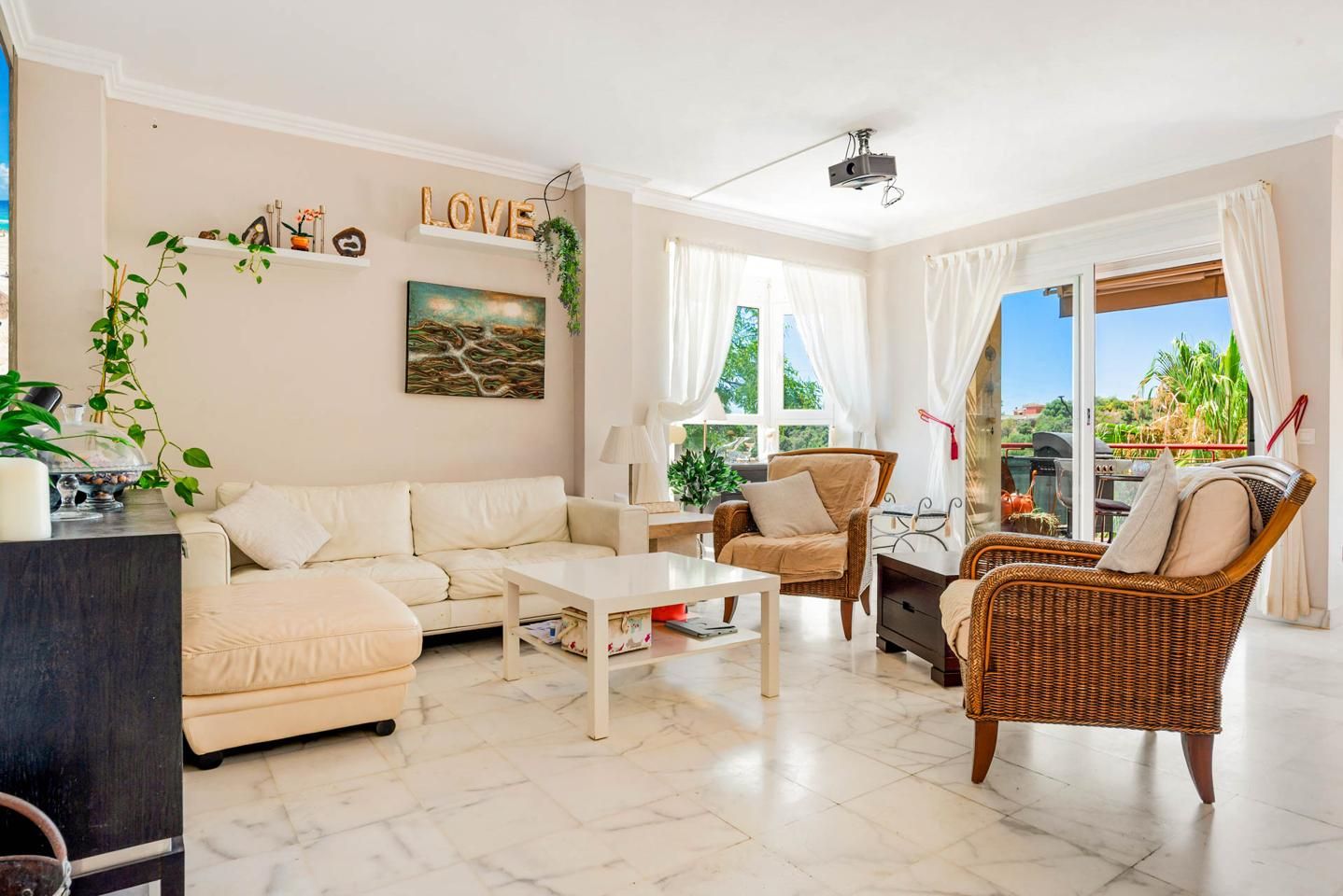 Sala de estar de Casa o chalet en venta en Estepona con Aire acondicionado, Calefacción y Jardín privado