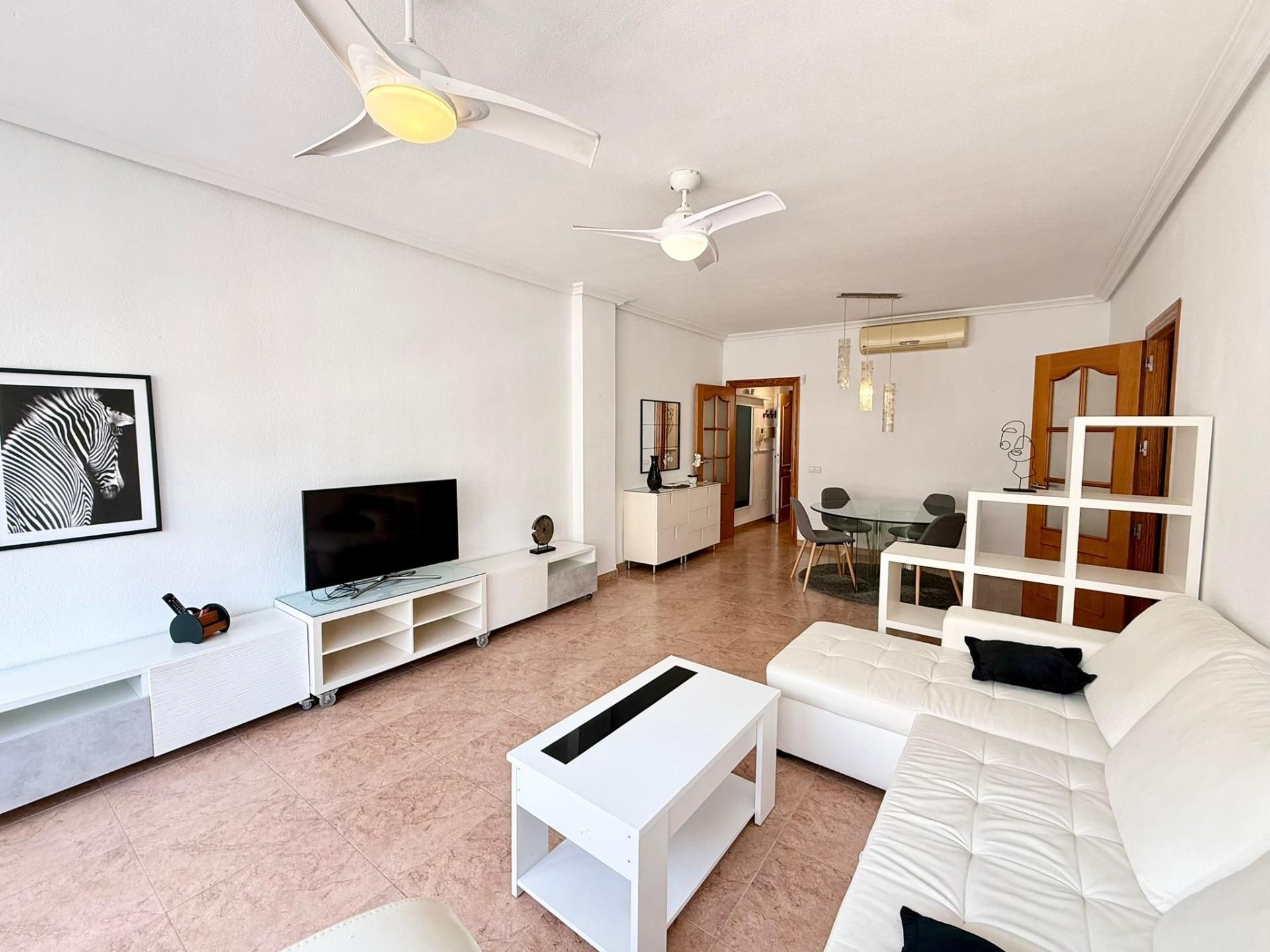 Sala d'estar de Pis en venda en Roquetas de Mar amb Calefacció i Piscina comunitària