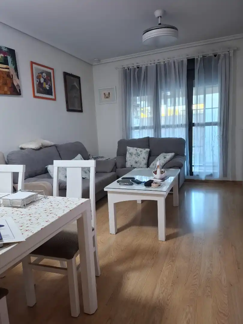 Sala de estar de Piso en venta en Mairena del Aljarafe con Aire acondicionado, Calefacción y Jardín privado