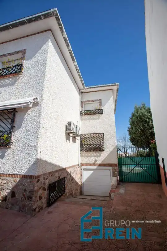 Vista exterior de Casa o xalet en venda en Añover de Tajo amb Aire condicionat, Calefacció i Jardí privat