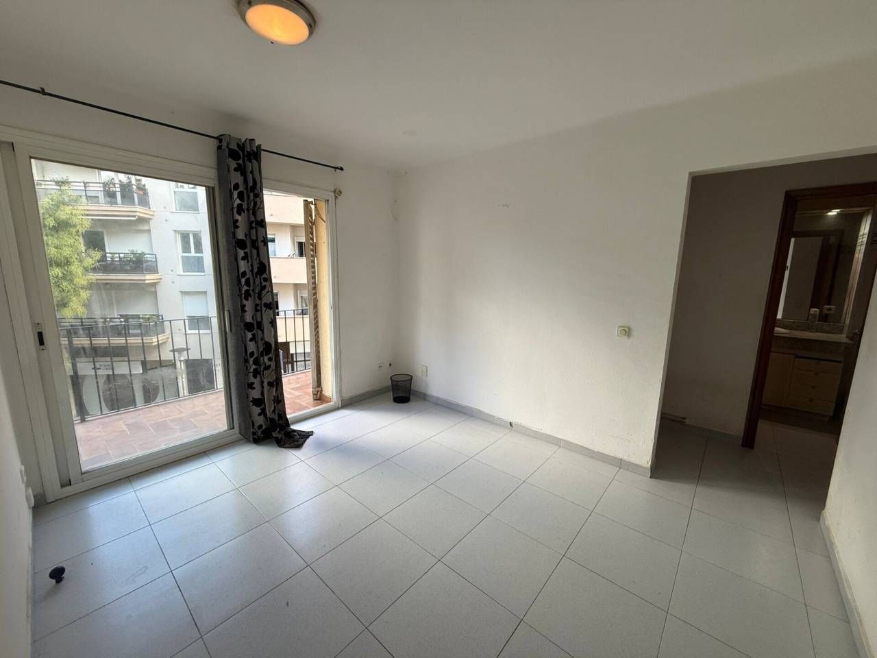 Exterior view of Flat for sale in Girona Capital  with Heating, Furnished and Balcony