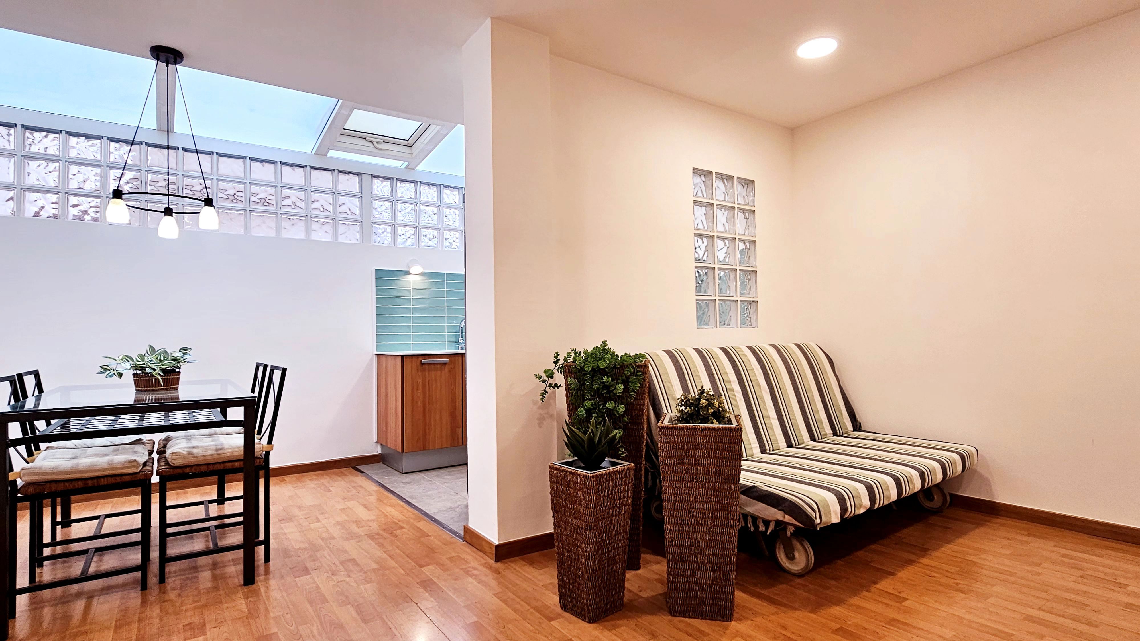 Living room of Flat for sale in Cerdanyola del Vallès  with Parquet flooring, Oven and Washing machine